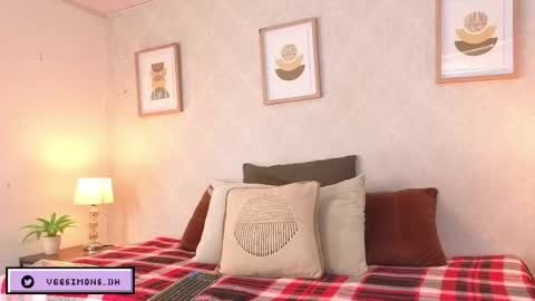 Vee Simons online show from April 30, 8:57 pm