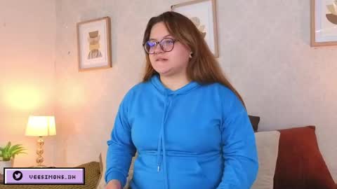 Vee Simons online show from April 28, 7:51 pm