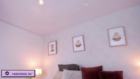 Vee Simons online show from April 30, 7:52 pm