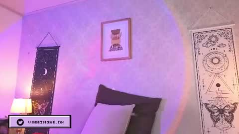 Vee Simons online show from July 15, 8:02 pm