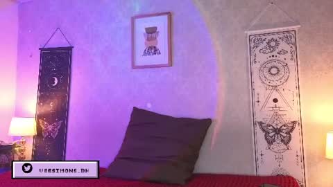 Vee Simons online show from July 21, 9:06 pm
