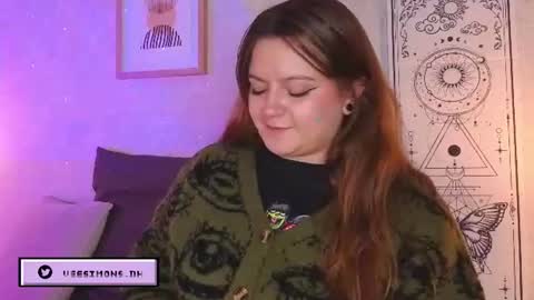 Vee Simons online show from July 2, 9:09 pm