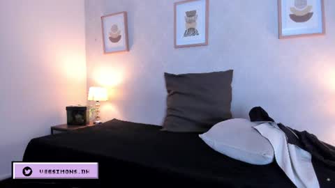 Vee Simons online show from July 28, 7:50 pm