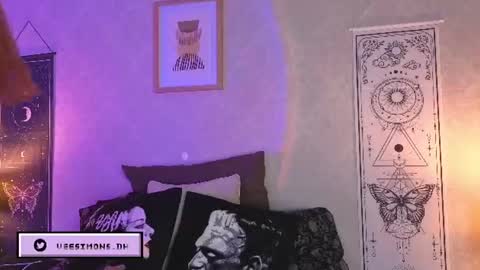 Vee Simons online show from July 28, 9:03 pm