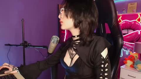 velvet_cak3_ online show from March 6, 9:25 pm