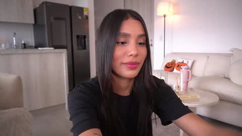 Snapshot of veroniqe_lounge chatting on October 22, 9:16 pm V A L help me reach 100likes online show from October 22, 9:16 pm