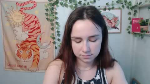 veryveryvery_shy online show from June 18, 9:14 am