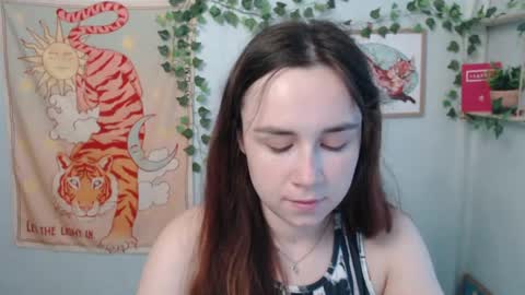veryveryvery_shy online show from June 18, 6:08 am