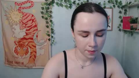 veryveryvery_shy online show from June 24, 5:47 am