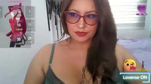 Snapshot of vesper_vixen chatting on October 9, 3:06 pm Vesper Vixen online show from October 9, 3:06 pm