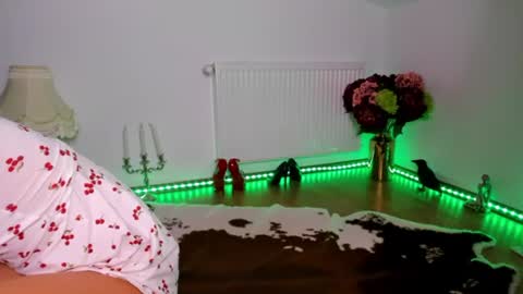 ViciousQueenu can call me Laura online show from July 23, 6:33 am