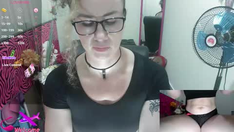 Snapshot of vickysexyx chatting on October 22, 8:54 pm Valentina online show from October 22, 8:54 pm