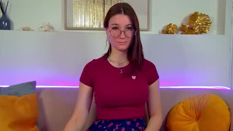 Snapshot of victoriaardern chatting on October 11, 6:29 am Victoria online show from October 11, 6:29 am