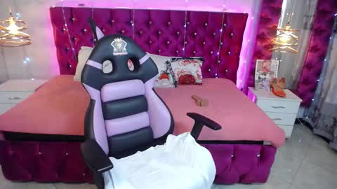 victoriaprins online show from March 11, 8:45 pm