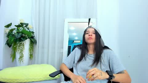 viictoriiasaenz online show from May 1, 5:12 am