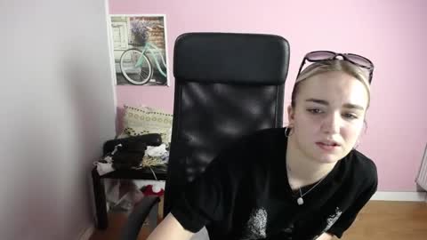 viktoria_lovely online show from May 5, 6:30 am