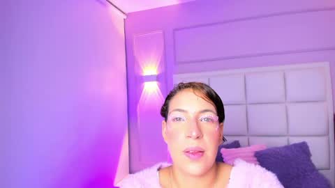 violet_and_skylee online show from May 22, 8:37 pm