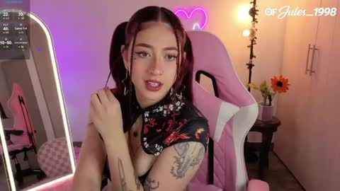 violet online show from April 28, 7:07 pm