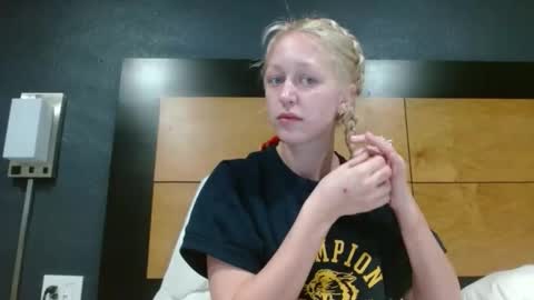 violet_winter97 online show from November 26, 10:45 am