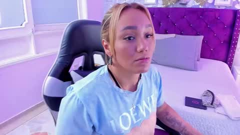 Snapshot of violeta_medina chatting on March 9, 3:01 am violeta_medina online show from March 9, 3:01 am