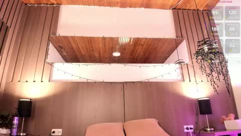 Violet online show from December 5, 1:53 pm