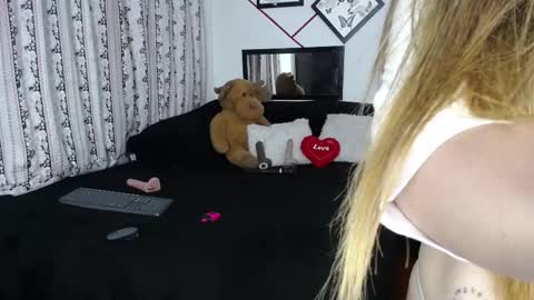Snapshot of violetta_afrodita chatting on October 16, 3:28 am violetta_afrodita online show from October 16, 3:28 am