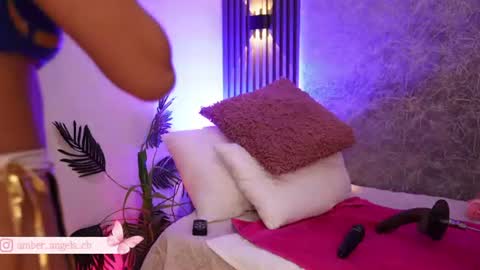 viollettebylyly online show from July 28, 3:21 pm