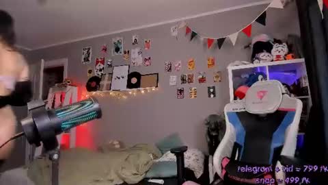 vivian_qwerty online show from June 22, 5:59 am