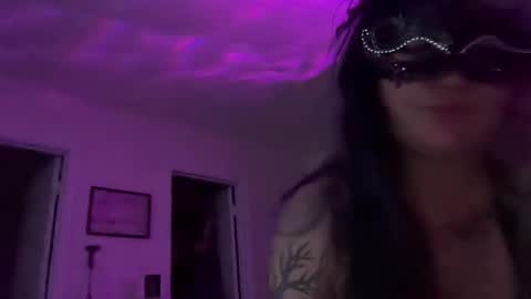 WildVagabonds online show from November 18, 7:44 am