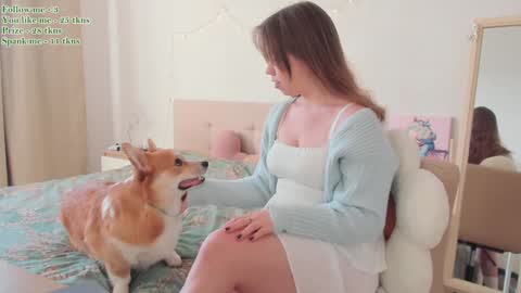 Snapshot of watermelon_sugar_ chatting on February 5, 8:43 am Tess  Pls support me with  Can we reach 155 my favorite number online show from February 5, 8:43 am