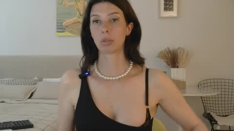 White Queen online show from June 18, 9:04 am