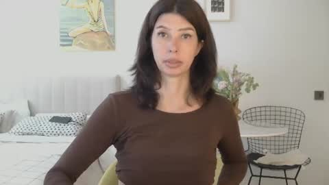White Queen online show from June 27, 5:35 am