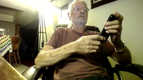 whofcares2 online show from October 18, 1:32 am
