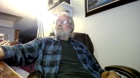 whofcares2 online show from November 18, 7:39 pm