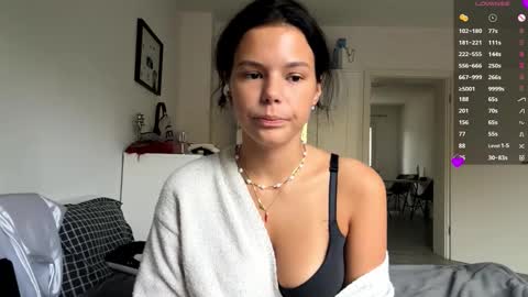 Mia online show from October 21, 7:02 am