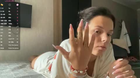 Mia online show from September 12, 6:04 am