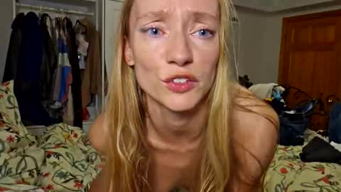 Willa Meadows online show from May 26, 1:01 am
