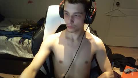 willfro_ online show from December 18, 5:03 am