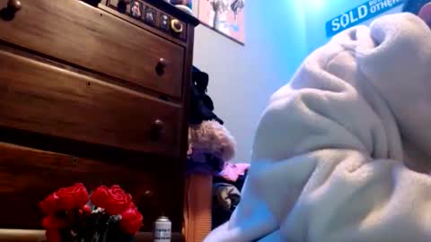 woofwolfxix online show from October 29, 6:15 am