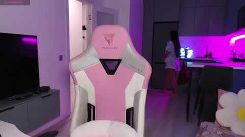 Emi online show from December 20, 4:14 pm