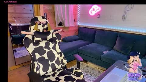 Wrenn Divine online show from October 30, 2:50 pm