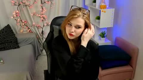 Lily online show from April 25, 5:53 am