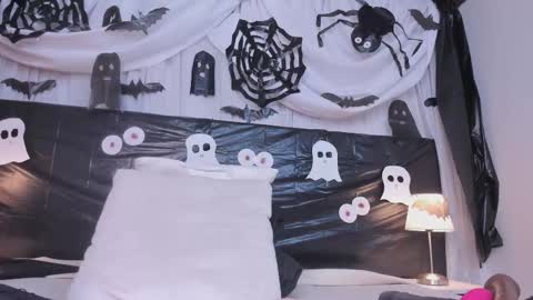 x_milu online show from October 31, 7:36 pm