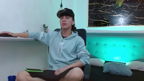 xandergrey8 online show from February 3, 7:07 pm