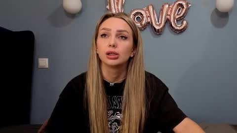 Snapshot of xsexycouples chatting on February 25, 12:25 am AnnaMaee online show from February 25, 12:25 am