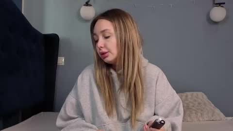 AnnaMaee online show from March 17, 10:20 am