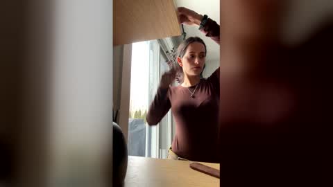 Lola online show from March 31, 5:13 pm