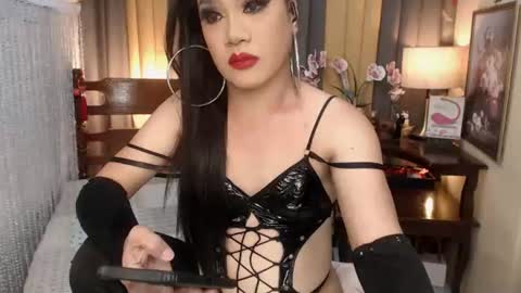 QUEENCY online show from June 11, 2:15 pm