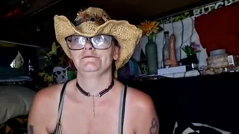 XXXQueenMandyDickenz online show from May 13, 8:29 pm