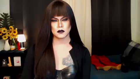 Snapshot of xyournightmarequeenx chatting on October 8, 5:13 am QueenMarina online show from October 8, 5:13 am
